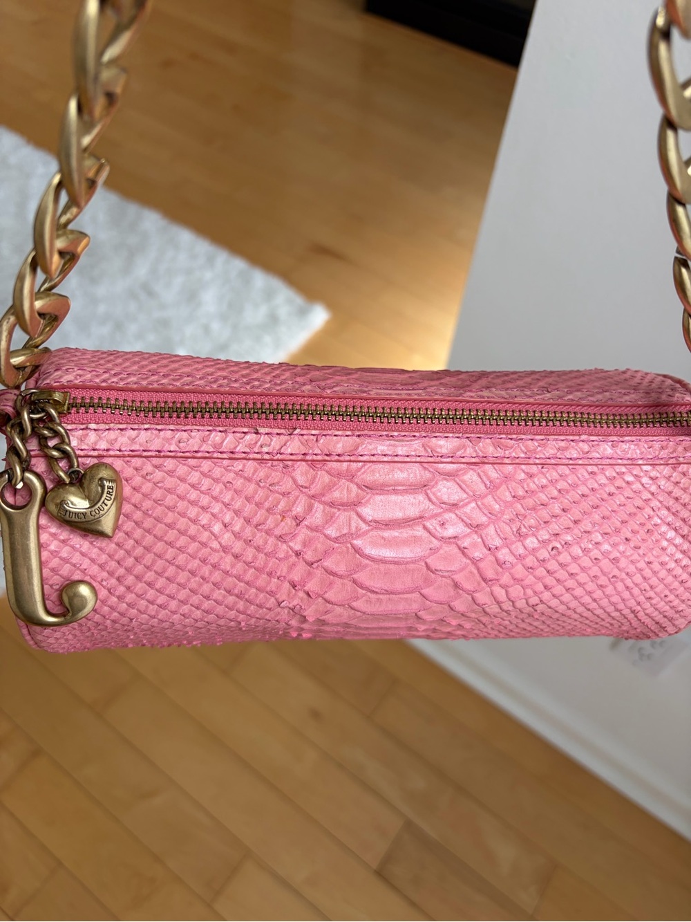 Juicy Couture Pink Y2K Vintage barrel bag with Gold Hardware. Collectible. Rare - Picture 4 of 15